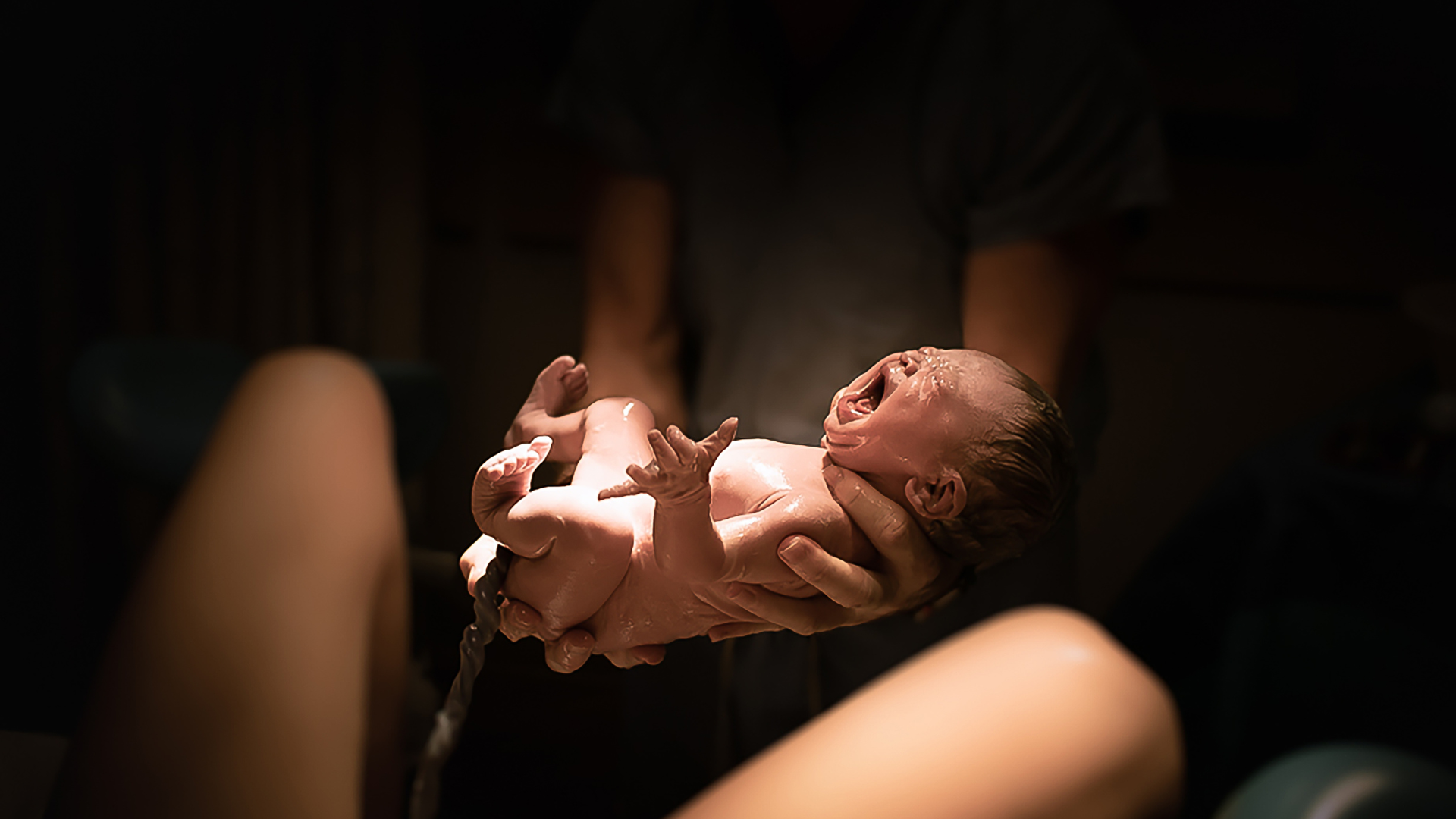 Bebé recien nacio con el cordon umbilical 